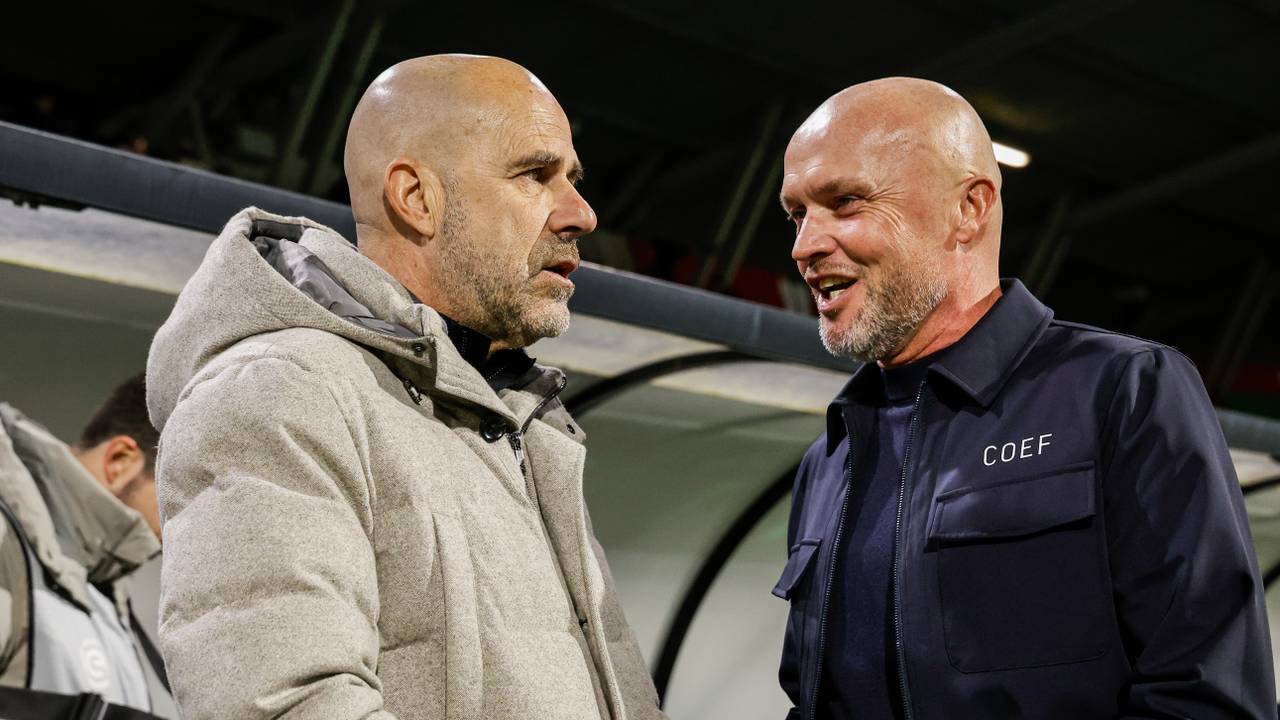 PSV-trainer Peter Bosz en NEC-college Dick Schreuder (foto: Broer van den Boom/Orange Pictures).