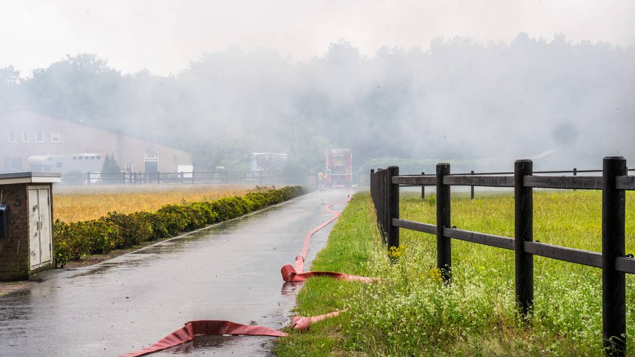 De schuurbrand aan de Laarbroek in Asten (foto: Dave Hendriks/SQ Vision)