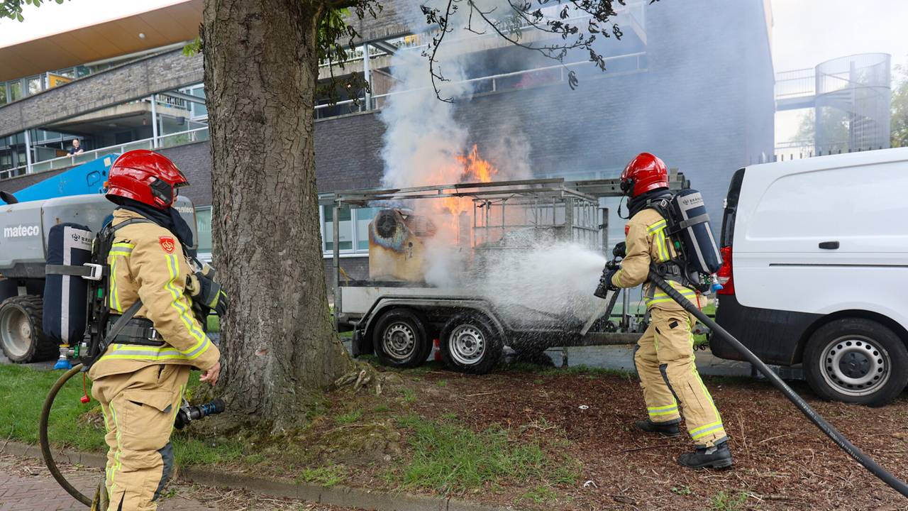 De aanhanger aan de Van Ennettenstraat in Eindhoven vatte rond het middaguur vlam (foto: Arno van der Linden/SQ Vision).