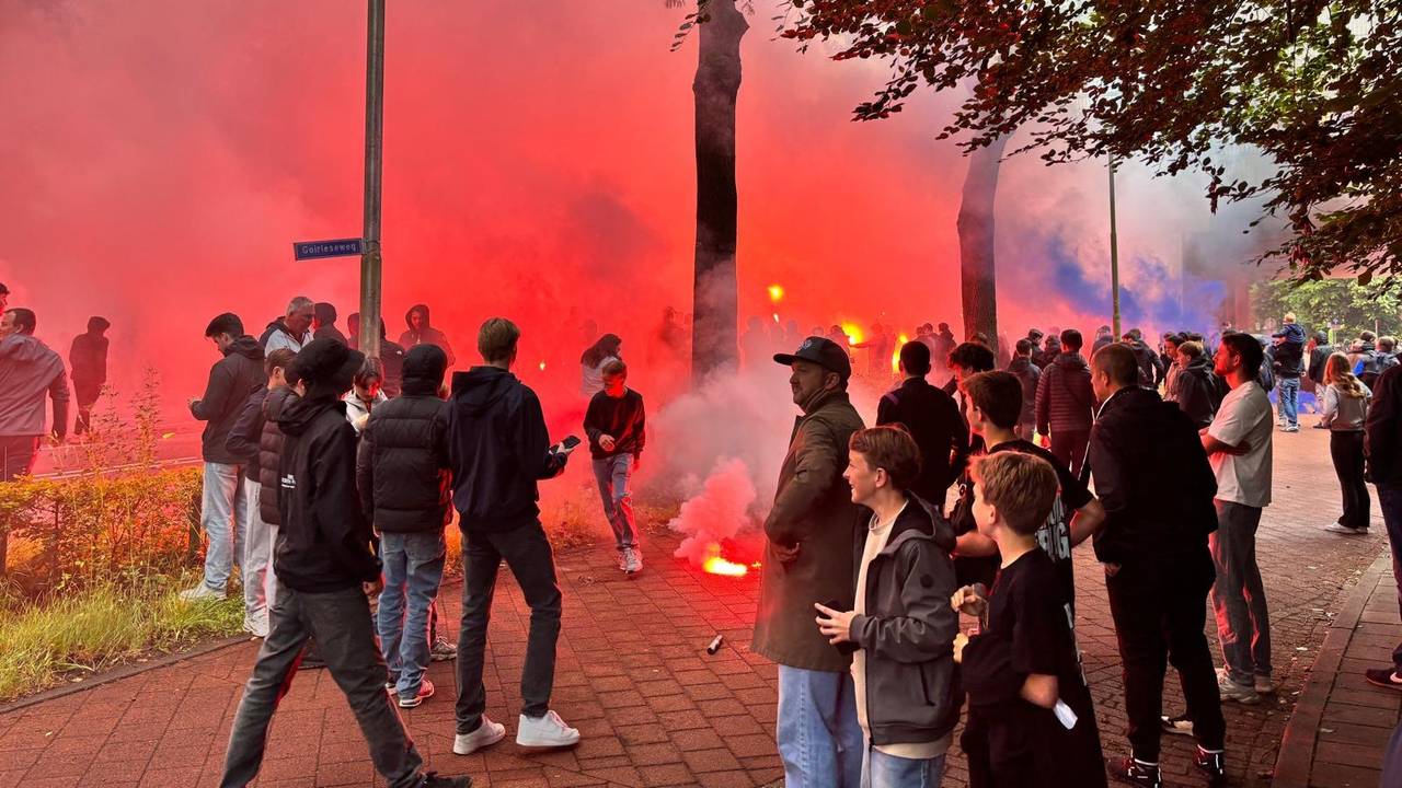 Fans zwaaien Willem II uit (Foto: Omroep Brabant)