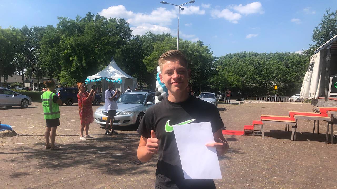 Apetrots op het diploma.