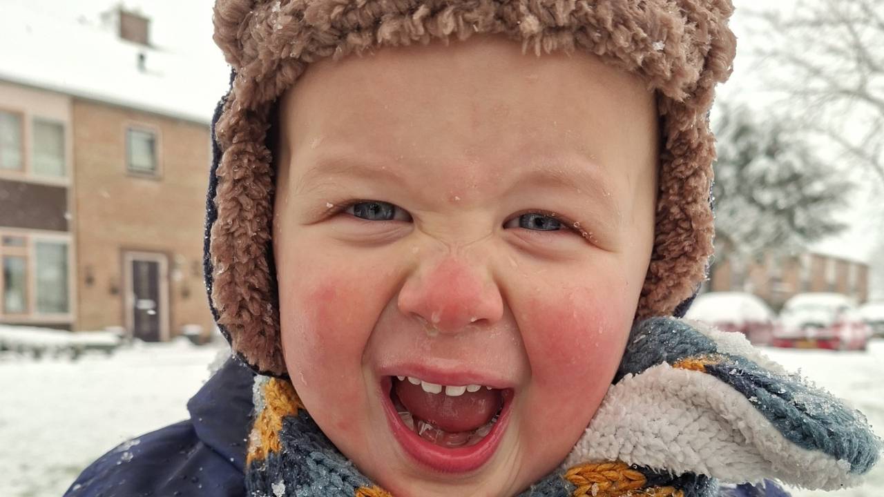 James vindt de sneeuw fantastisch! (foto: Hilde Boelen, Dussen).