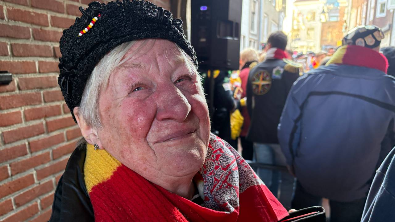 Aggie Heijmans pinkt een traantje weg bij de herdenking (foto: Jan Peels).
