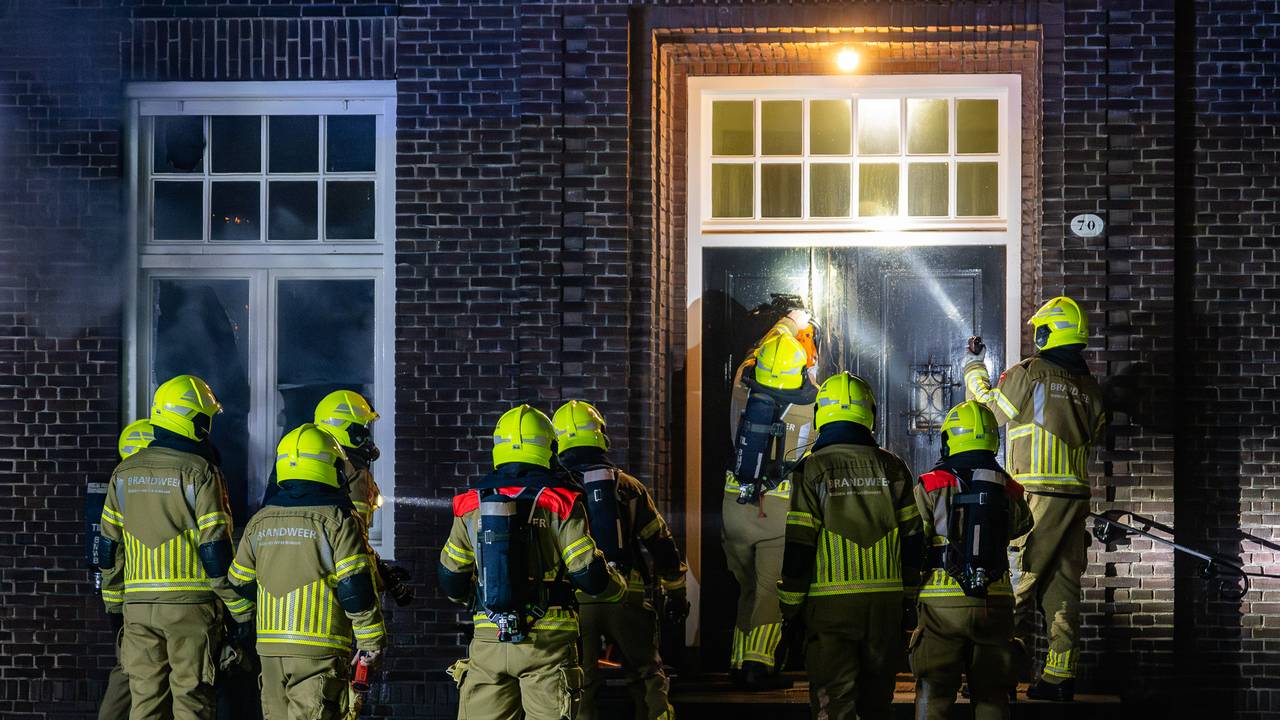 De voordeur moest opengezaagd worden om naar binnen te kunnen (foto: Jack Brekelmans/SQ Vision).
