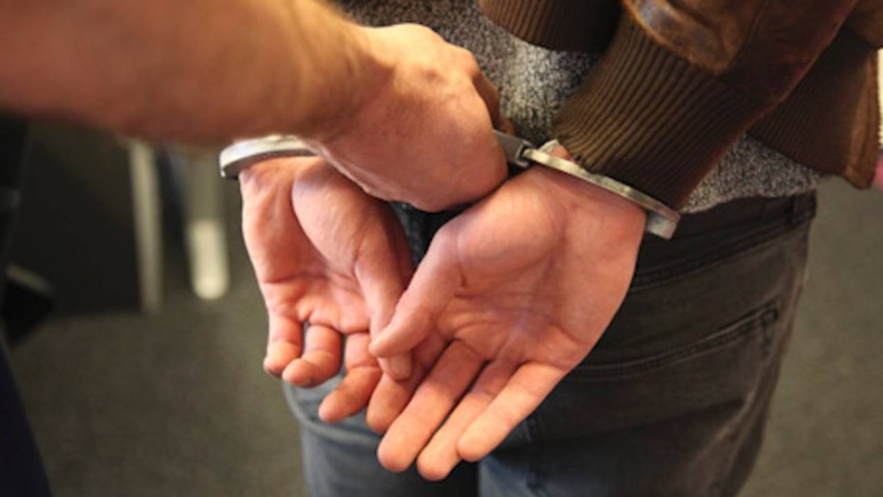 Drie mannen beroven taxichauffeur van sieraden - Vimarsana News