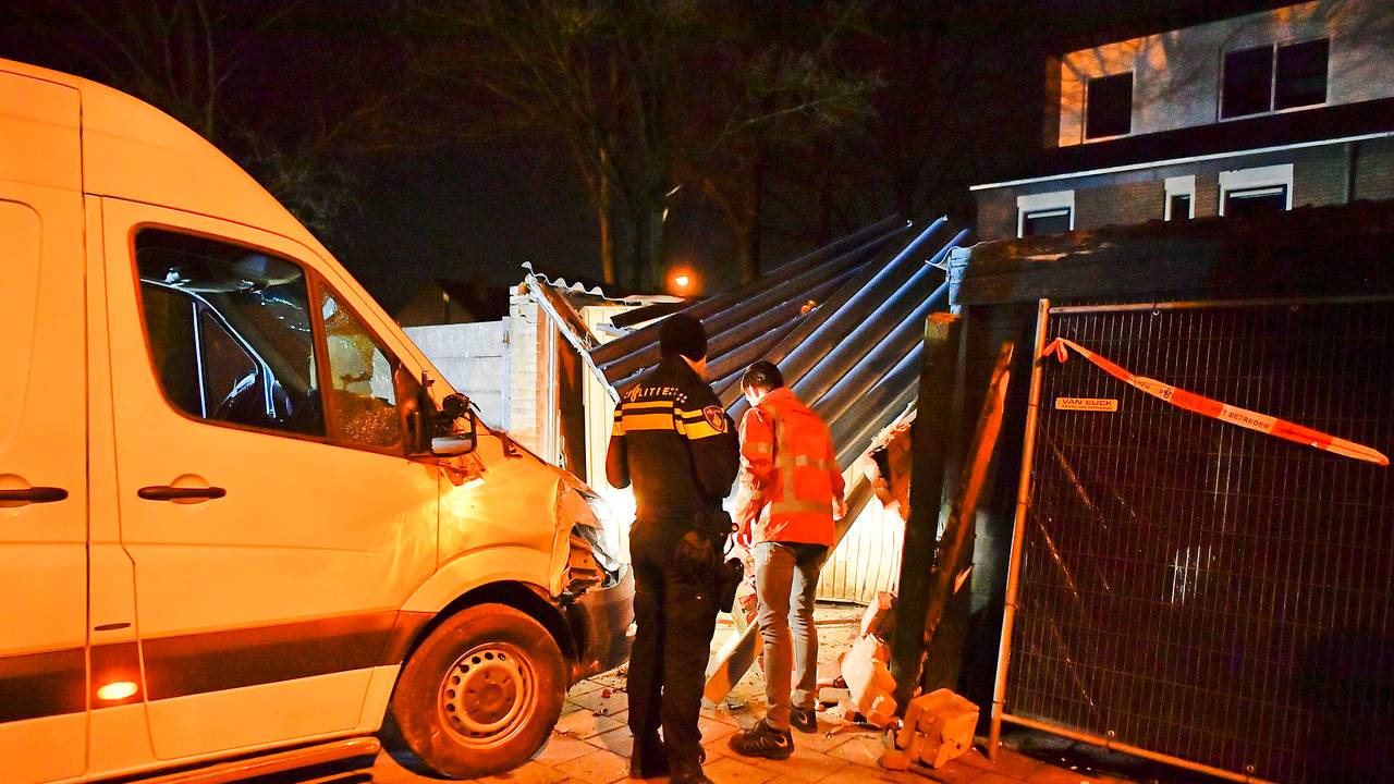 De bestuurder van de bestelbus is meegenomen voor onderzoek (foto: Rico Vogels/SQ Vision).
