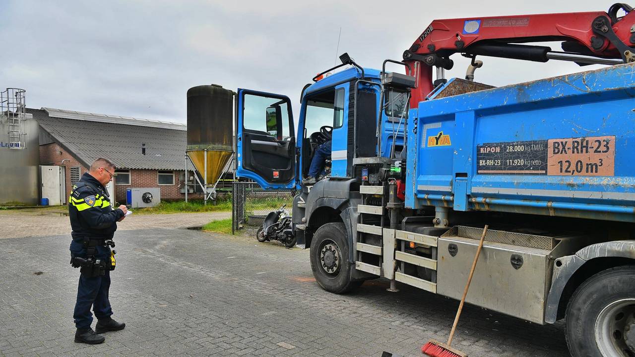 Scooter onder vrachtwagen (foto: Rico Vogels/SQ Vision).