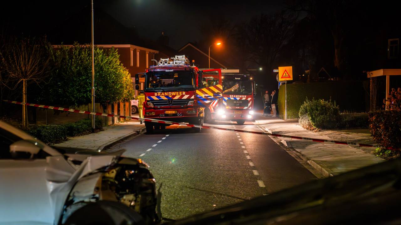 Na de crash van de auto werden verschillende hulpdiensten opgeroepen.