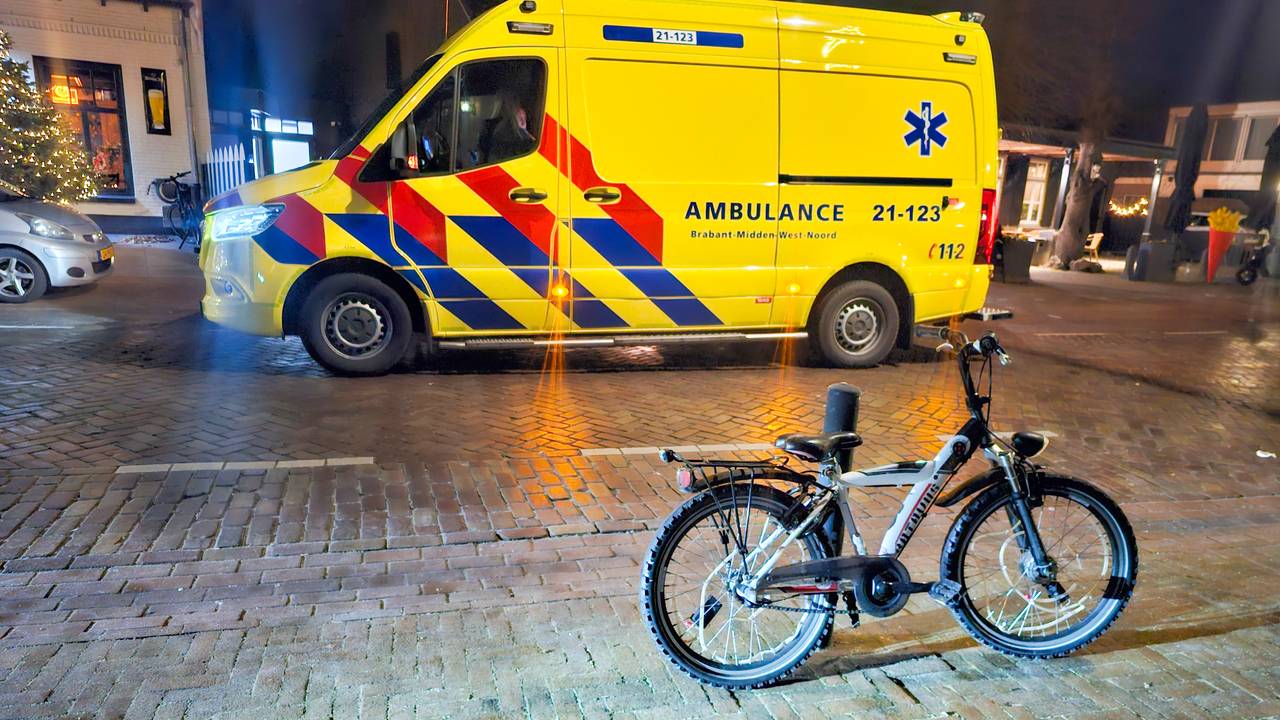Een jongetje raakte gewond nadat hij met zijn fiets uitgleed op een spekgladde weg in Volkel. (Foto: Addy smits/Persbureau Heitink.) 