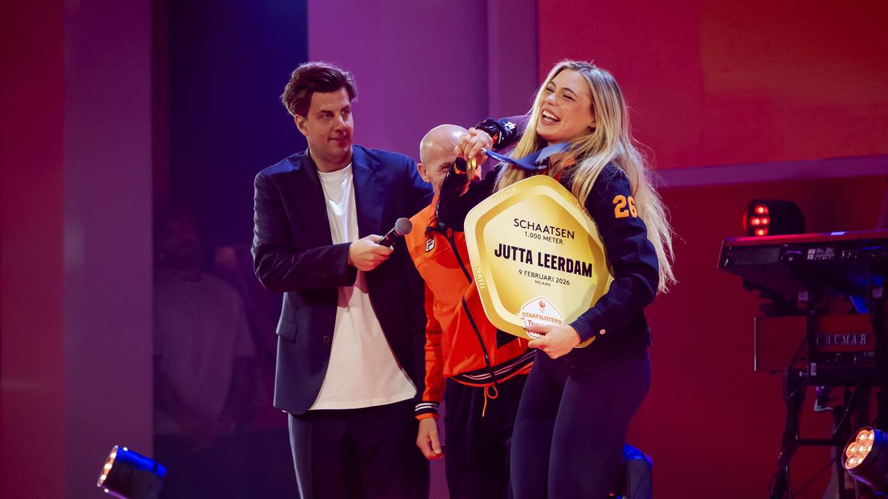 Jutta Leerdam wordt gehuldigd in TeamNL Huis, Rob Kemps kijkt toe (foto: ANP).