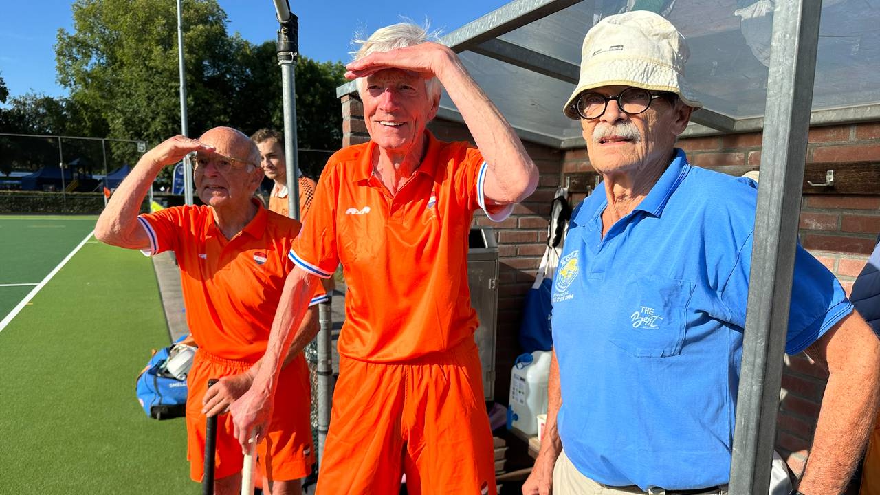 De bank van Nederland B met de 91-jarige Henk Kwast uiterst links (foto: Omroep Brabant).