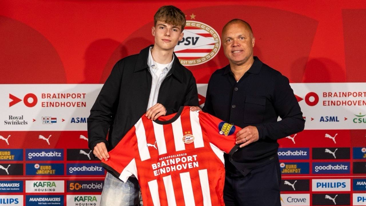 De 17-jarige spits Mikkel Bro Hansen met technische directeur Earnest Stewart (foto: PSV).