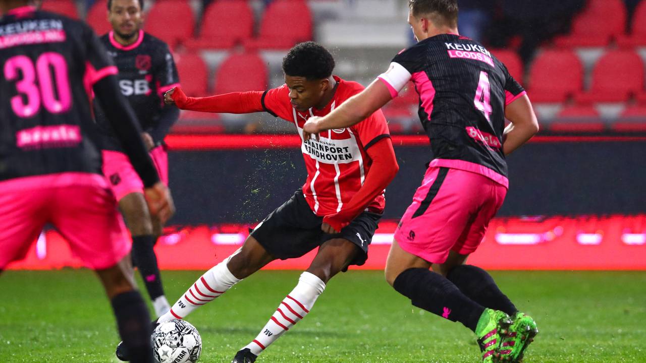 Nigel Thomas (PSV) in duel met Damon Mirani (r., FC Volendam) - Foto: Orange Pictures