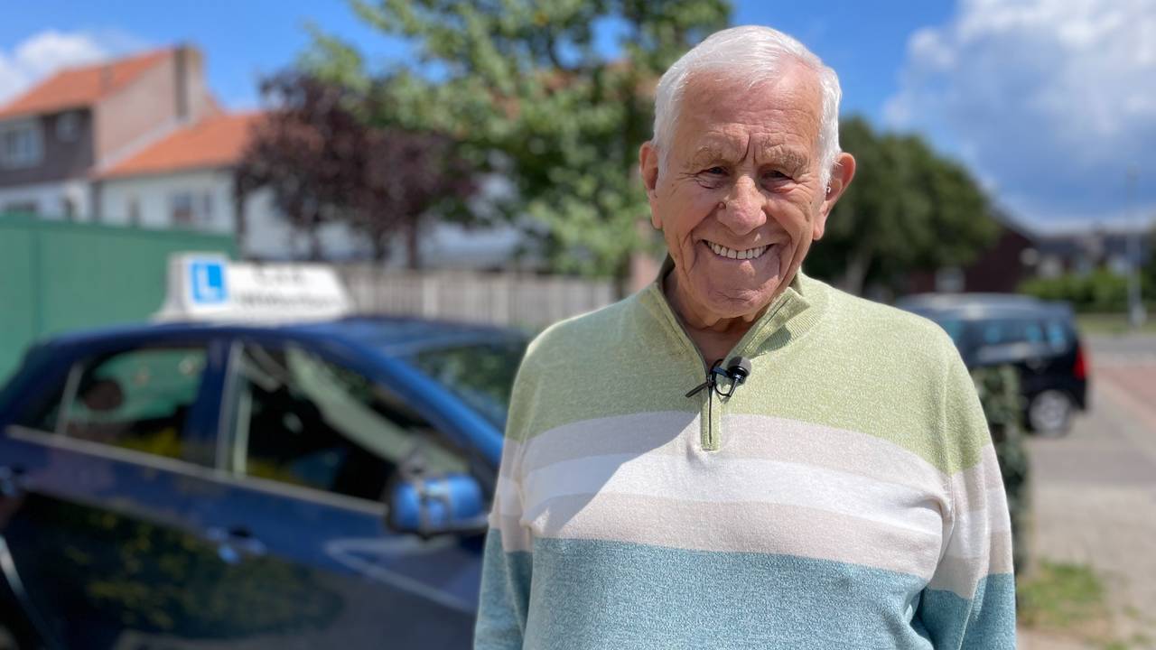 Cor (89) geeft nog altijd rijles (foto: Raymond Merkx).