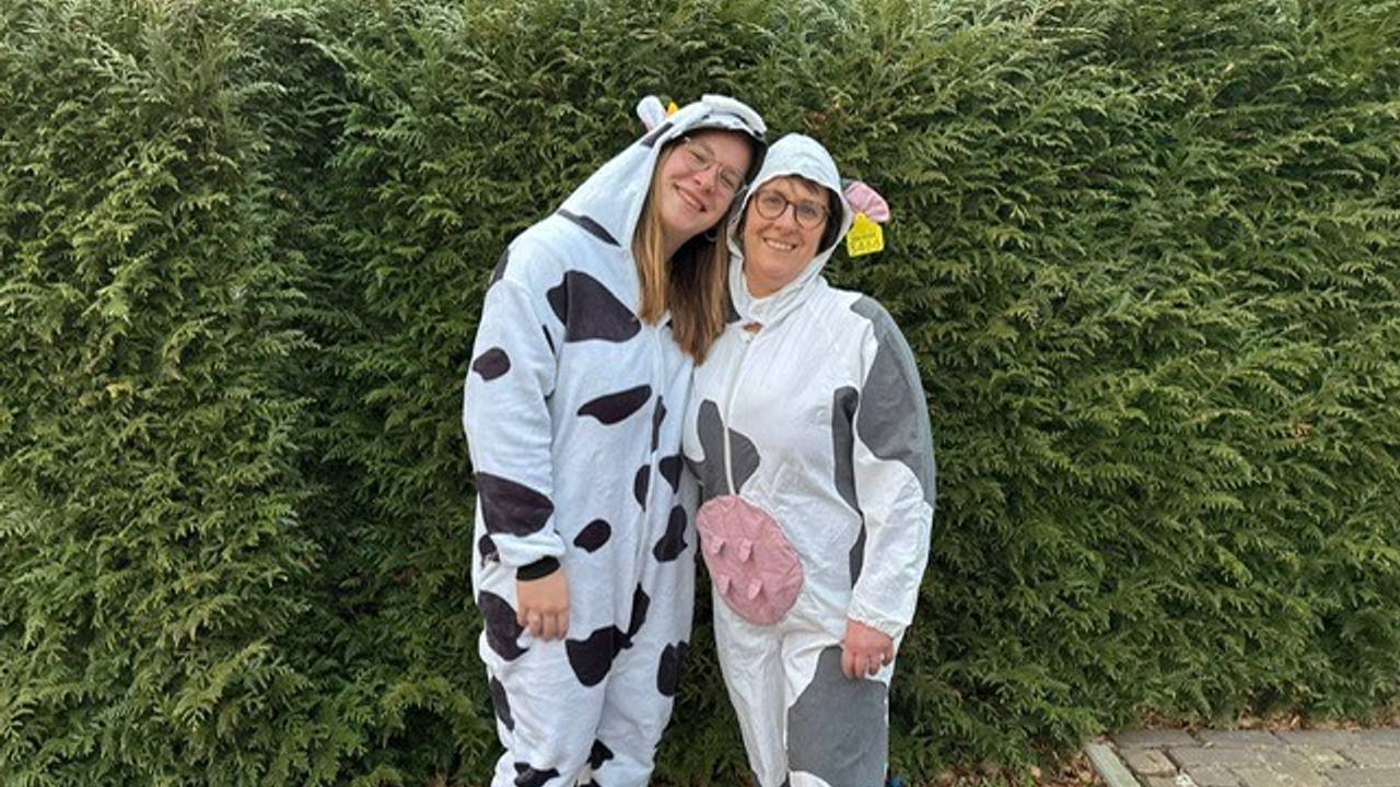 Ingrid met haar dochter Amber in koeienpak (foto: Ingrid Hazenberg-Jansen).