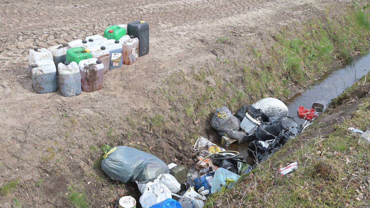 Verdachte dumping in Wernhout, meerdere jerrycans in sloot gevonden