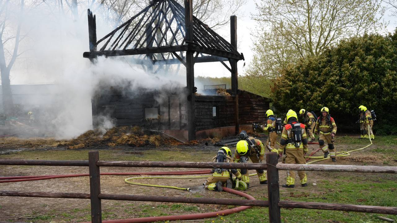 Meerdere korpsen komen op de brand af (foto: Erik Haverhals / Persbureau Heitink).