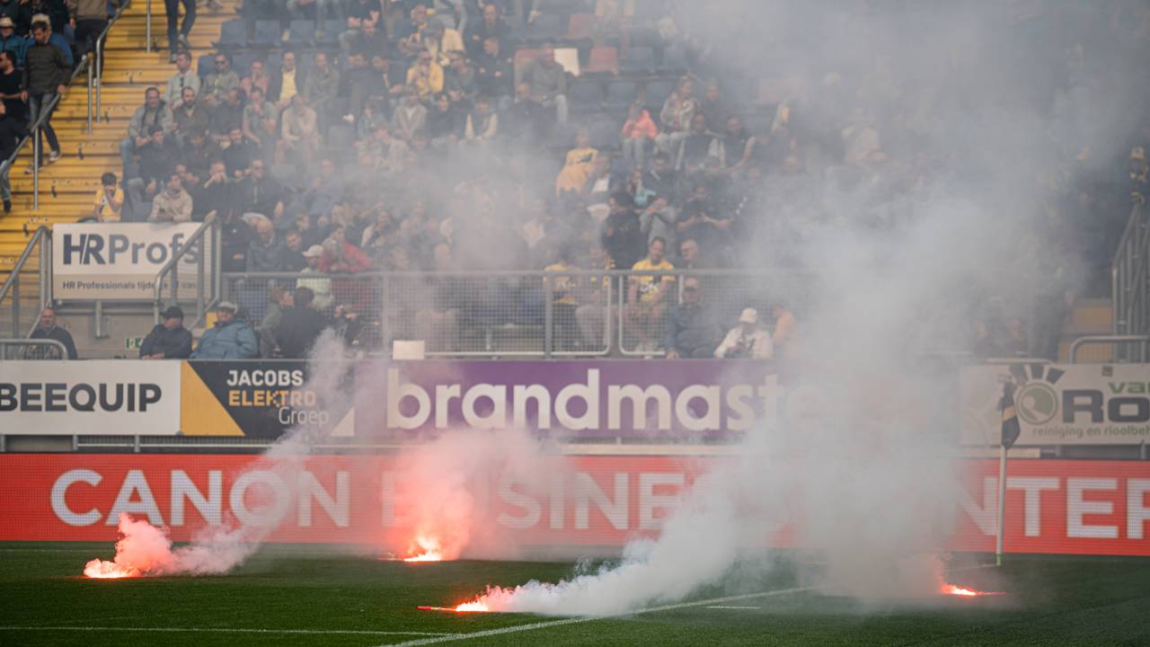 Landelijk stadionverbod voor 24 NAC-fans na gestaakt duel vol vuurwerk