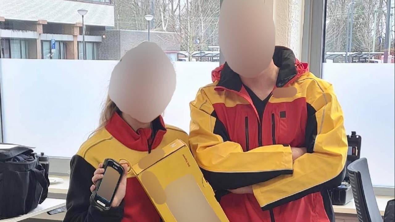 De agenten die voor even pakketbezorger werden (foto: politie basisteam Weerijs/Facebook).