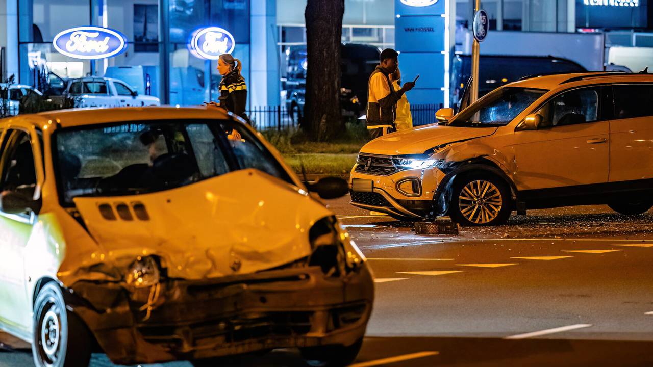 Bij de botsing op de kruising in Tilburg raakten  beide auto's zwaar beschadigd (foto: Jack Brekelmans/SQ Vision).