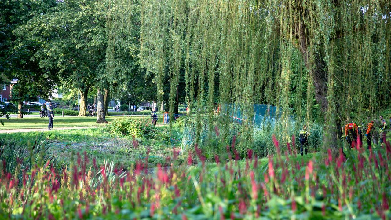 Aan beide kanten van het water stonden hulpverleners (foto: Christian Traets/SQ Vision).
