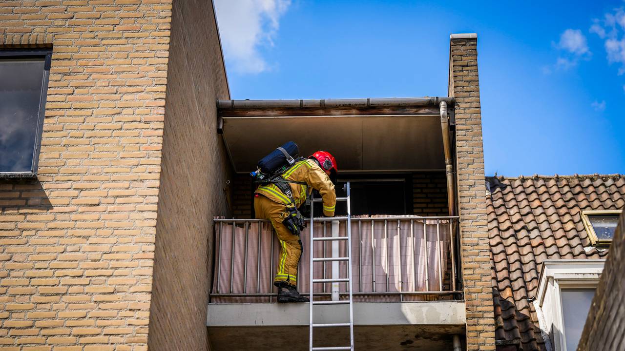 Omdat de bewoners niet thuis waren, ging de brandweer met een grote ladder naar het balkon (foto: SQ Vision).