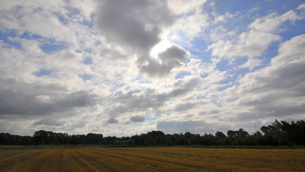 Een flinke wolkenpartij in het zuidoosten van Brabant (foto: Ben Saanen).