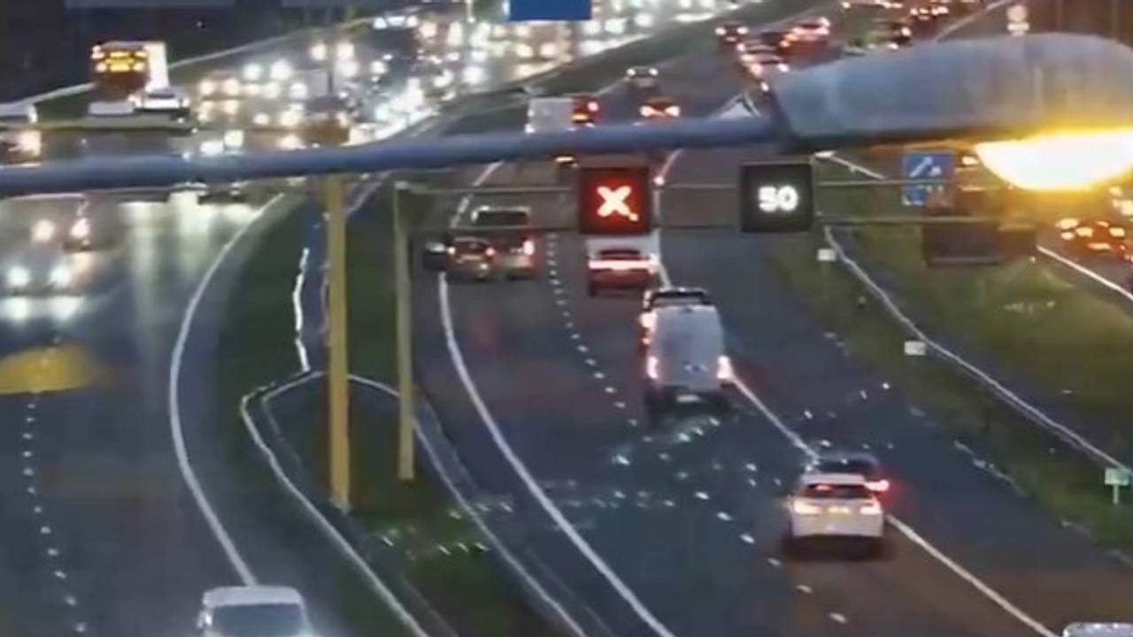 De situatie op de snelweg A2 bij Vught na een ongeluk, maandagmiddag (foto: Rijkswaterstaat).