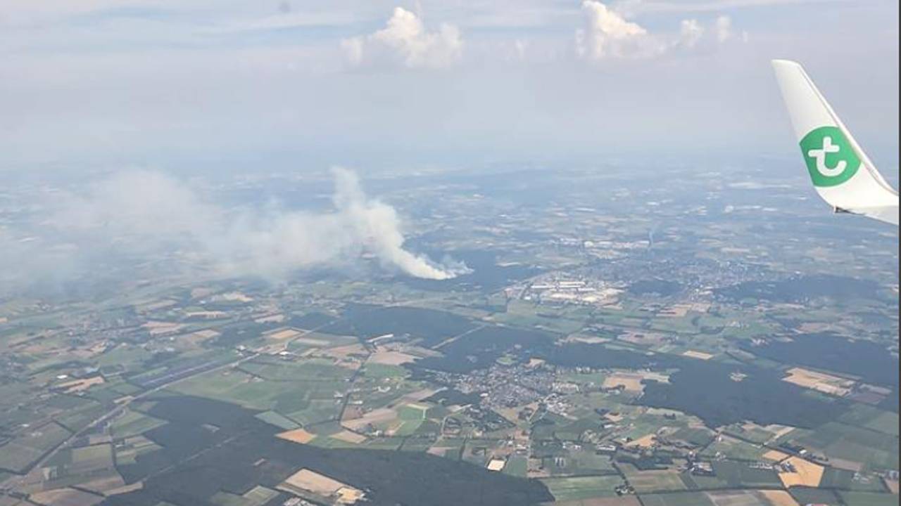 Harm zat in het vliegtuig naar Eindhoven airport en maakte deze foto van de brand bij Oostrum.