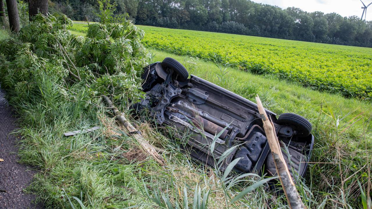 De auto kwam ondersteboven in de sloot naast de Langeweg in Klundert terecht (foto: Christian Traets/SQ Vision).