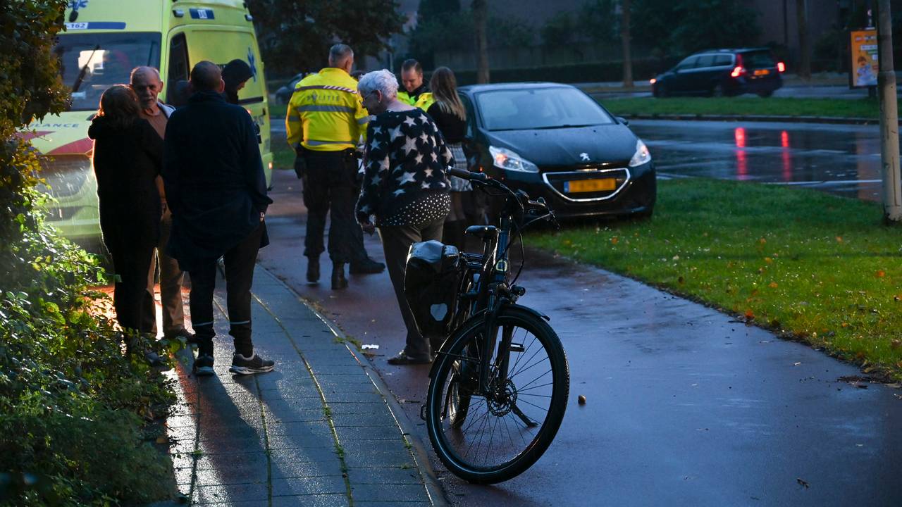 Hoe het ongeluk op het fietspad aan de Vincent van Goghstraat kon gebeuren, wordt onderzocht (foto: Perry Roovers/SQ Vision).