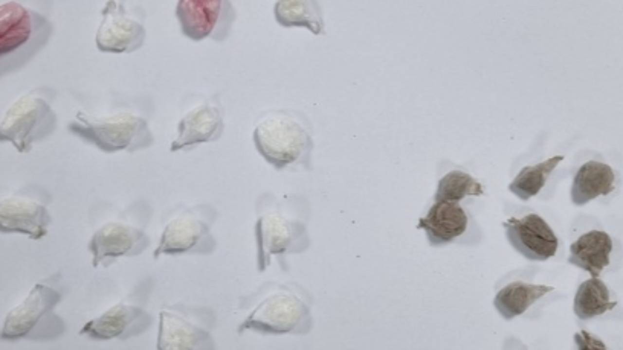 De gevonden verdovende middelen (foto: wijkagenten_eindhoven_gestel).