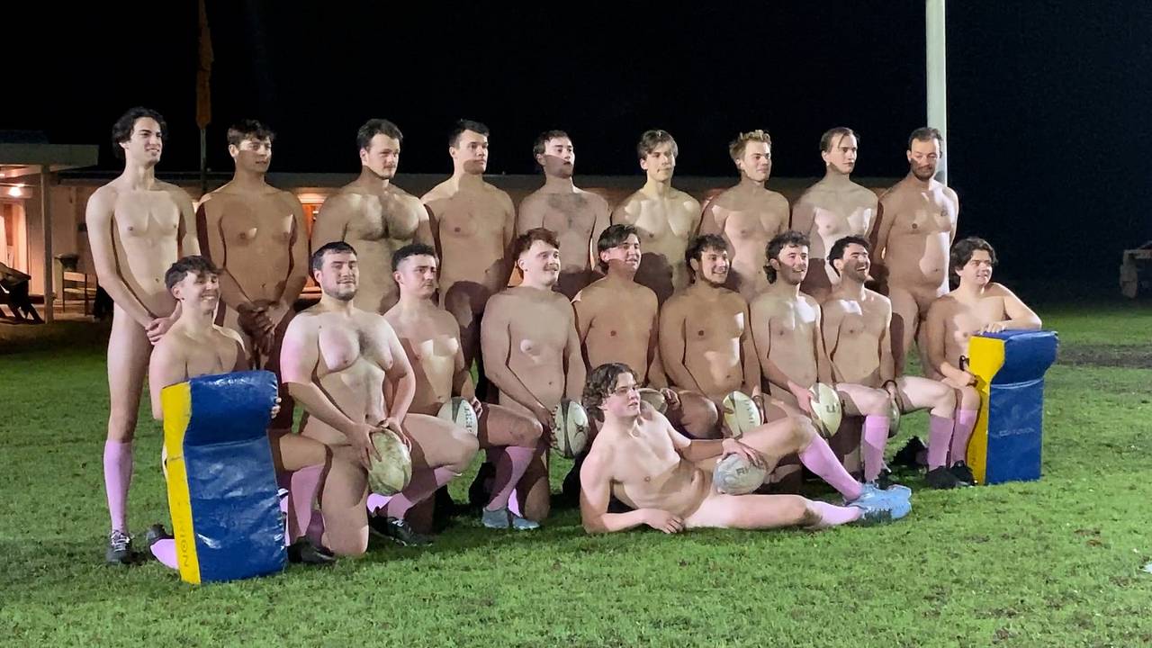 Rugbyers wéér uit de kleren voor kalender: 'Elkaars piemel al vaak gezien'