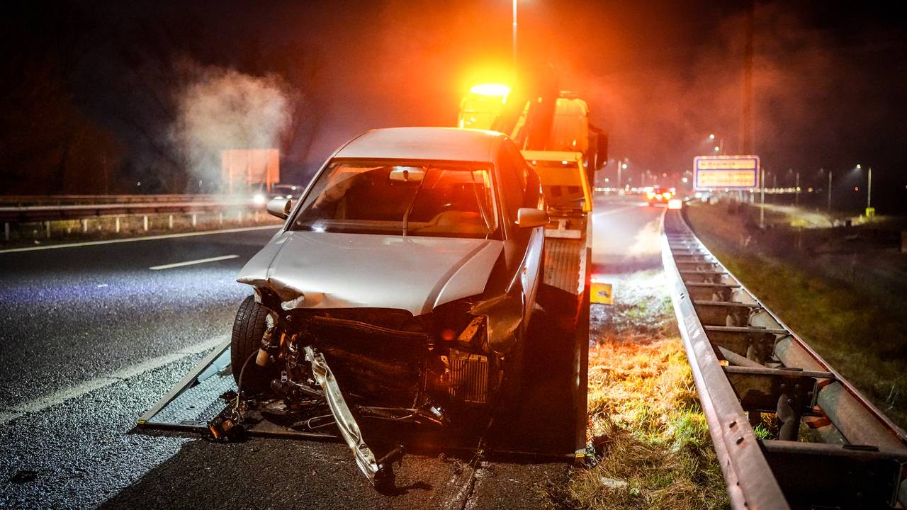 De auto raakte aanzienlijk beschadigd (foto: Erik Haverhals/SQ Vision).