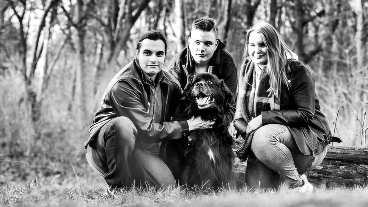 Romano (links) met broer Dimitri, zus Nikita en hond Myco (foto: privé-archief).