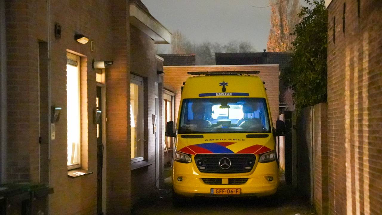 De ambulance die werd ingezet na de steekpartij (foto: Gabor Heeres/SQ Vision).