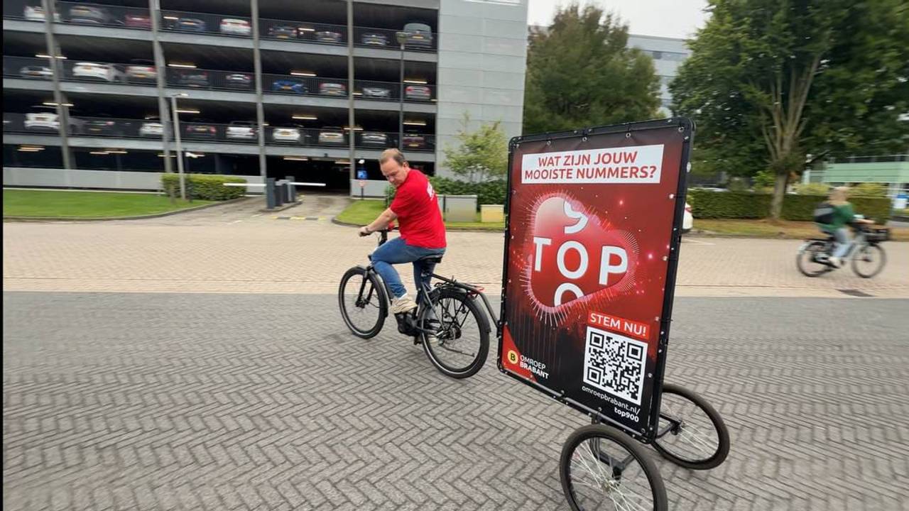 Dj Jordy Graat vertrekt voor de fietstocht.