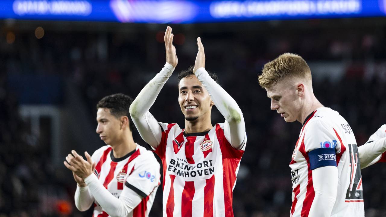 Anass Salah-Eddine bedankt de PSV-fans na de overwinning op Napoli (foto: ANP).