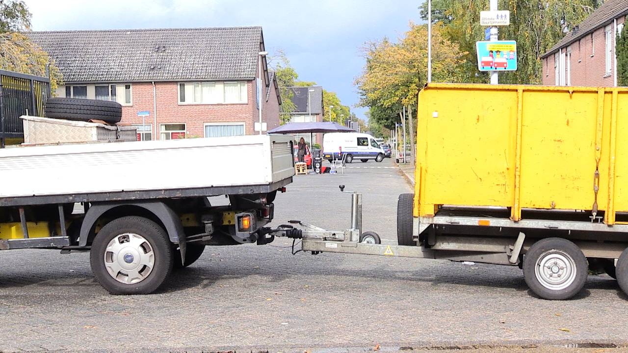Twee auto's blokkeren de straat en het midden wordt vrolijk koffie gedronken (Foto: Omroep Brabant).