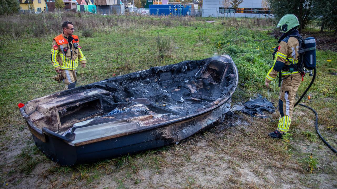 112 news: wooden boat burned down in Roosendaal