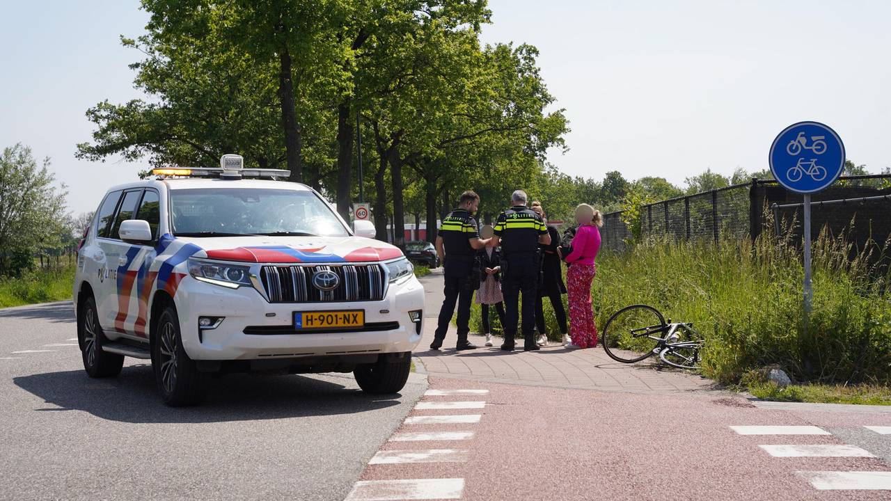 De aanrijding vond plaats op de  fietsoversteekplaats aan de Meemortel in Budel (foto: WdG/SQ Vision).