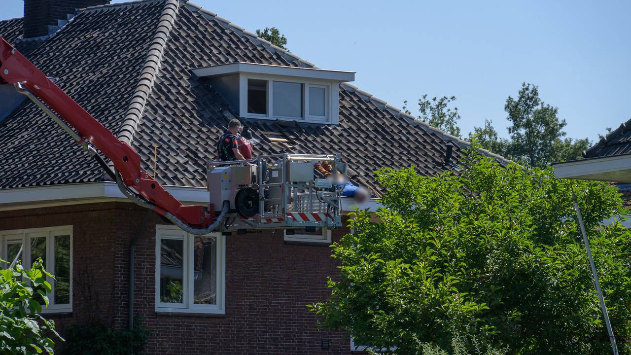 De man werd van het dak van het huis in Breda gehaald (foto: Tom van der Put/SQ Vision).