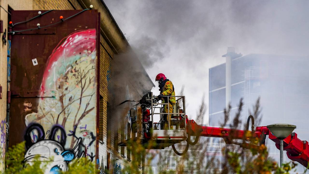 De brandweer is druk met blussen (foto: SQ Vision).