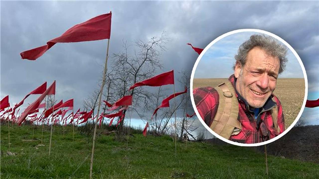 Rode vlaggen voor de vrede, door kunstenaar Jean-Paul de Vries.