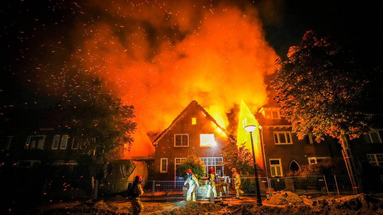 Huis gezin op instorten na felle brand, blussen moeilijk door werk aan weg