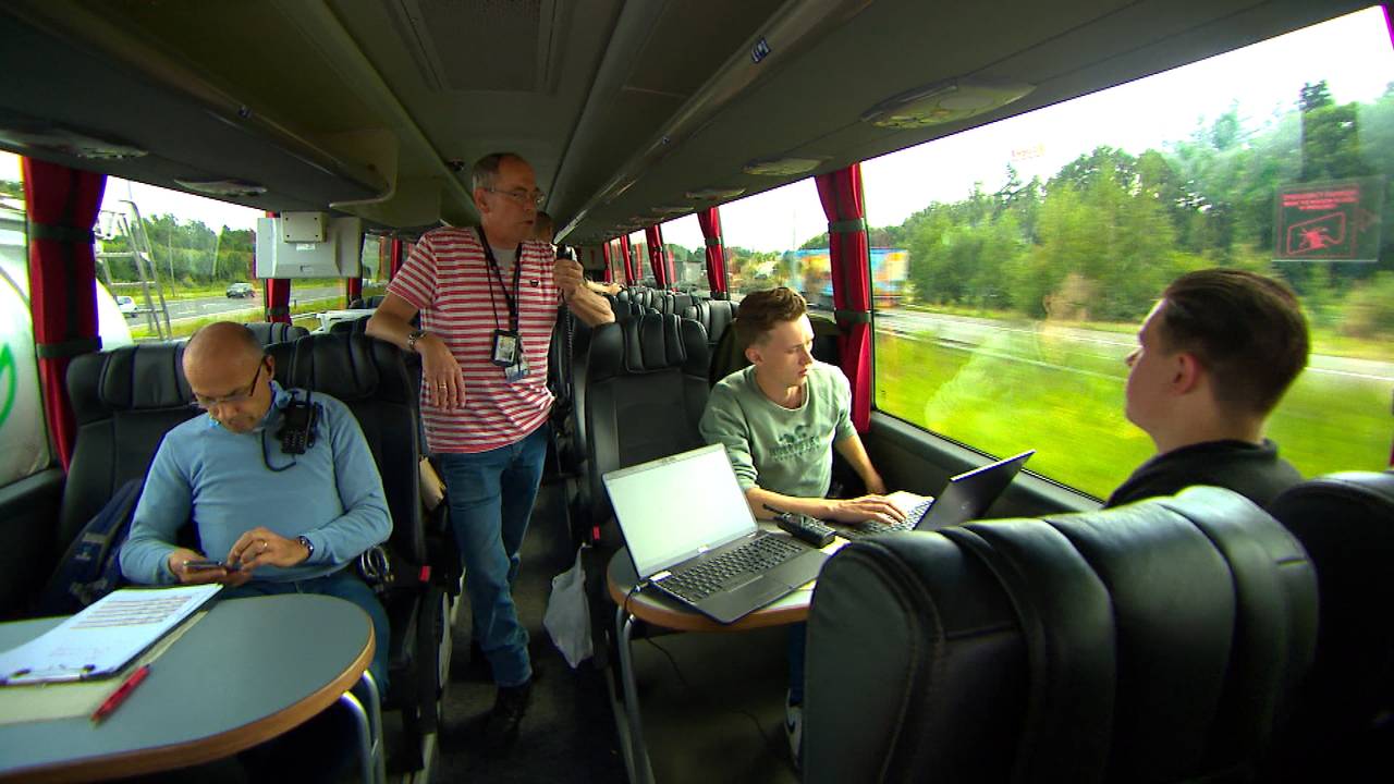 Smoesjes en middelvingers: politie controleert vanuit touringcar
