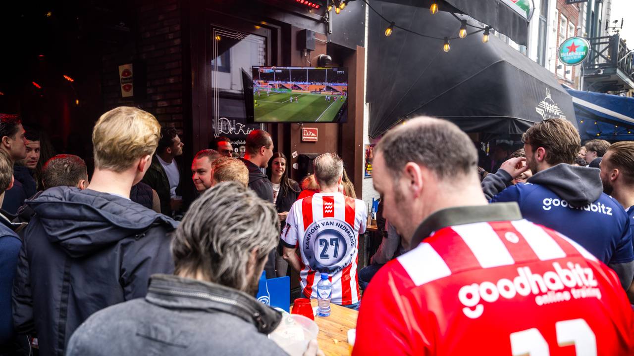 PSV supporters volgen de wedstrijd op Stratumseind (foto: Rob Engelaar/ANP)