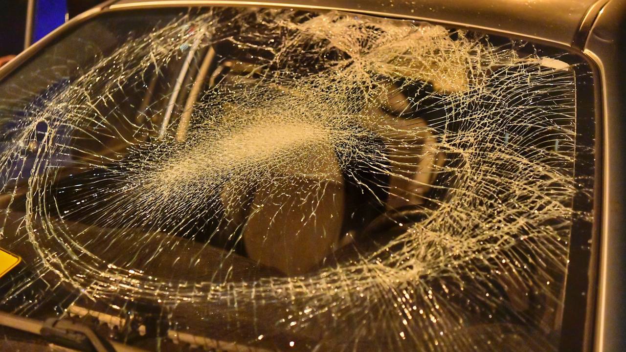 De verbrijzelde voorruit van de auto (foto: Rico Vogels/SQ Vision Mediaprodukties).