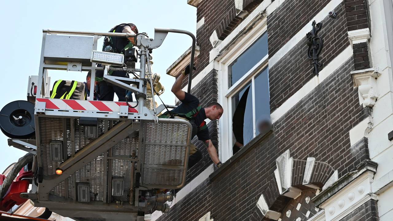 Via een hoogwerker lukte het de hulpdiensten de vrouw te bevrijden uit haar huis aan de Haven in Breda (foto: Perry Roovers/SQ Vision).