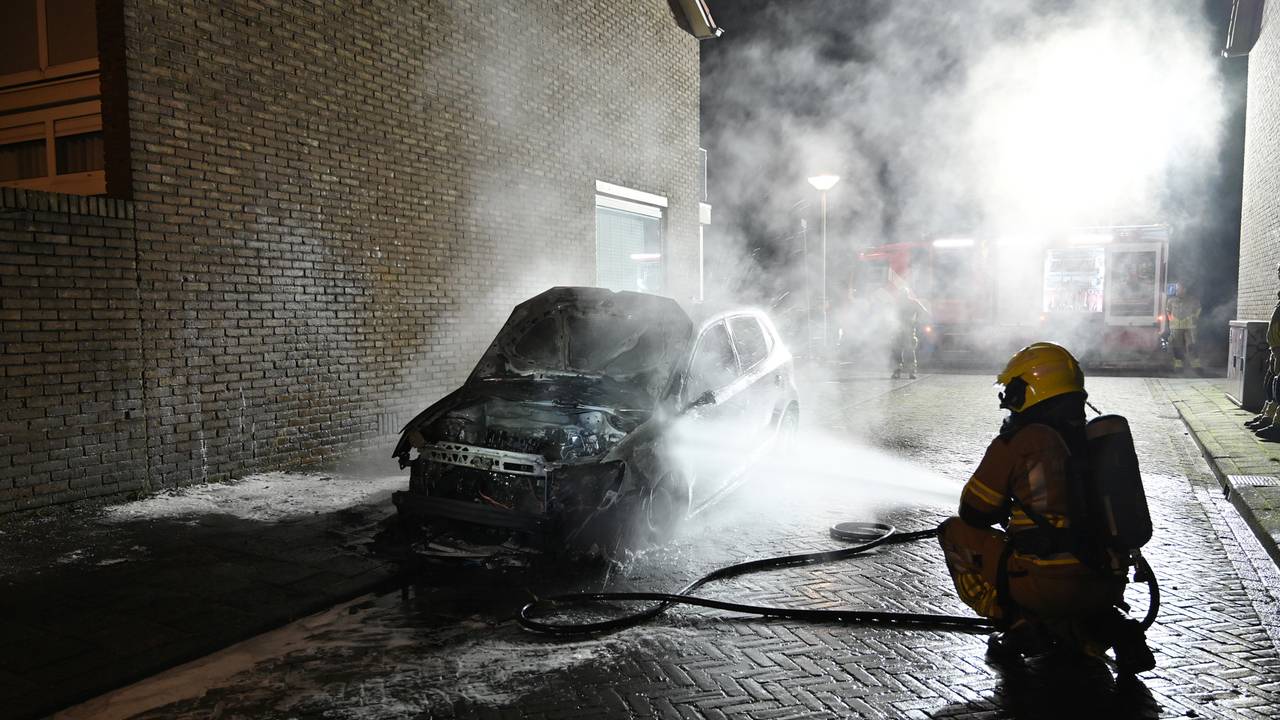 De auto was amper te redden (foto: Perry Roovers/SQ Vision).